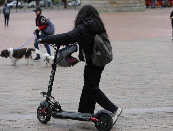 Im&aacute;genes ilustrativas de scooters o patinetas el&eacute;ctricas que circulan por Bogot&aacute;.