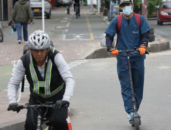 Im&aacute;genes ilustrativas de scooters o patinetas el&eacute;ctricas que circulan por Bogot&aacute;.