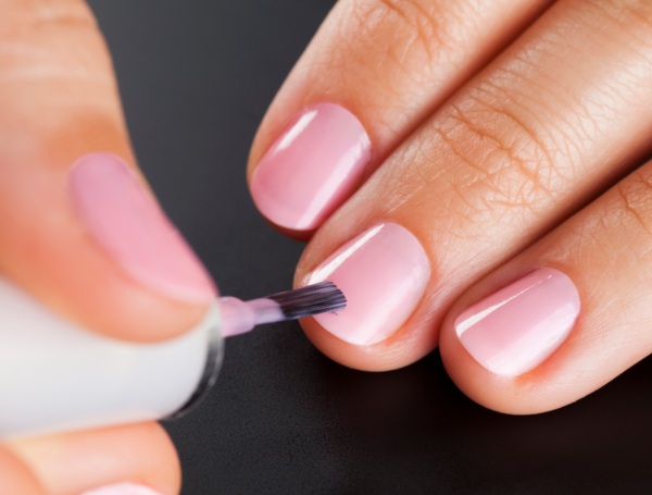 El significado de mantener las uñas pintadas.