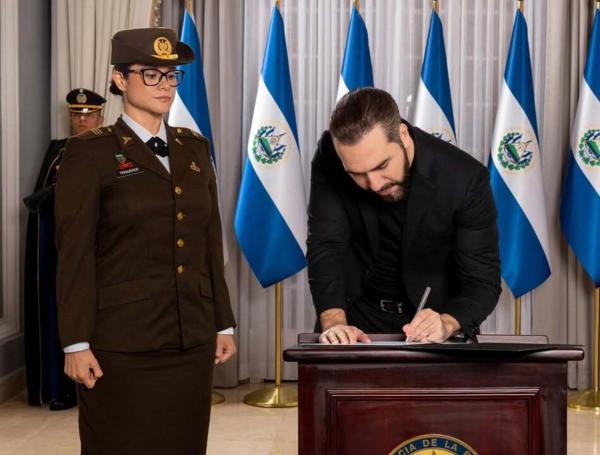 Presidente de El Salvador Nayib Bukele nombra ministra de Educación a una militar