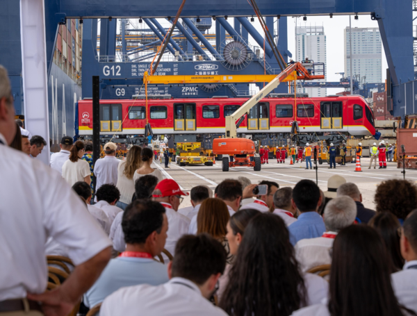 Primer tren del metro de Bogotá siendo descargado en el puerto de Cartagena