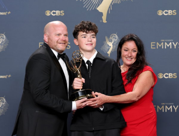 La miniserie de Netflix ‘Adolescencia’ arrasa en los premios Emmy 2025 ...