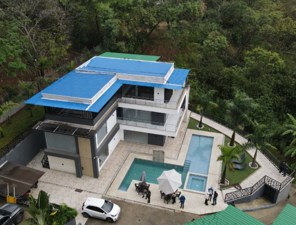 La impresionante mansión levantada por un invasor de tierras públicas.