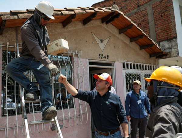El alcalde de Cali, Alejandro Eder, en la zona afectada por el camión bomba del 21 de agosto.