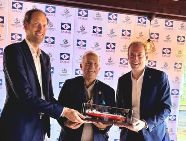 El empresario caleño Óscar Isaza Benjumea, en firma con empresa de Bélgica.