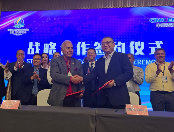 El empresario Óscar Isaza, en la consolidación de contrato con empresa china CIMC Enric