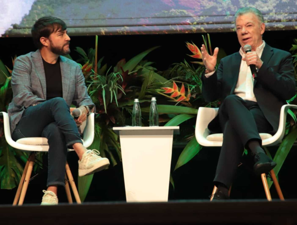 El Premio Nobel de Paz Juan Manuel Santos con el director de Portafolio, Jaime Pumarejo.