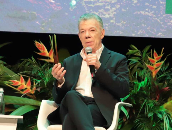 El expresidente Juan Manuel Santos con el director de Portafolio, Jaime Pumarejo.