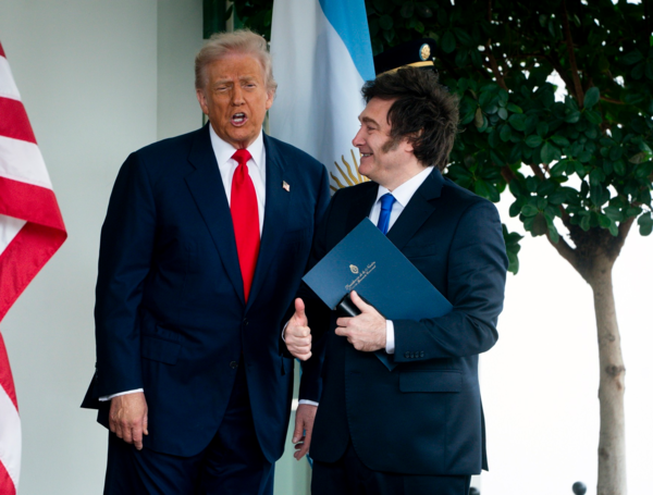 El presidente estadounidense Donald Trump y el presidente argentino Javier Milei, frente a la Casa Blanca el martes 14 de octubre de 2025.