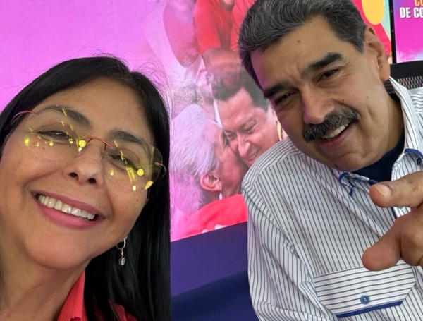 Foto de Delcy Rodríguez junto a Nicolás Maduro