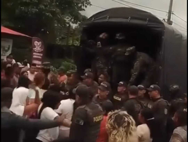 Los uniformados se vieron obligados a replegarse por el accionar de los civiles.