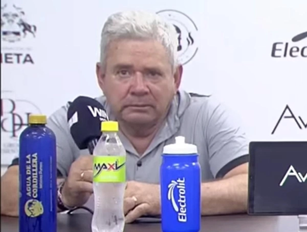 Arturo Reyes deja de ser el director técnico del Deportivo Pereira