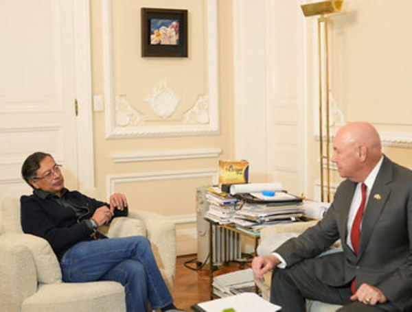 El presidente Gustavo Petro y el encargado de negocios de Estados Unidos, John McNamara.
