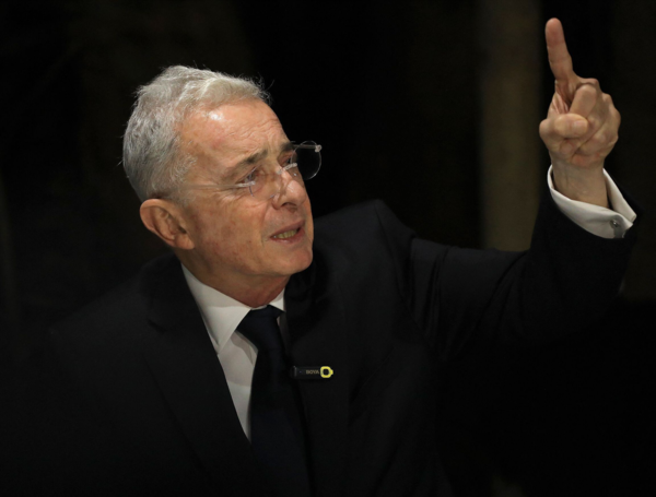 ??lvaro Uribe V??lez en su casa en Llanogrande, Rionegro, Antioquia, tras ser declarado inocente.