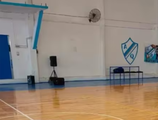 Conmoción por la muerte de un niño de 8 años al caerle encima un arco de la cancha mientras jugaba baloncesto