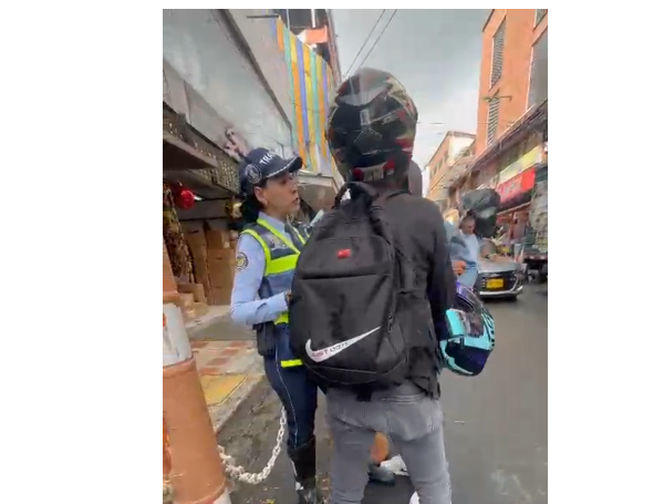 Agresión verbal contra una guarda de tránsito en Cali.