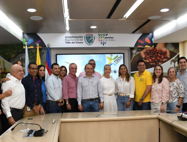 Dirigentes del Valle con sus mandatarios van por el tren de cercanías de la región.