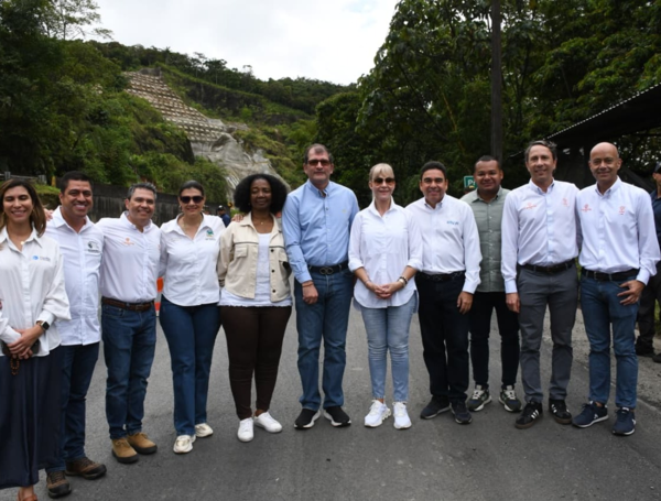 Gobernadora con funcionarios y miembros del concesionario en la doble calzada.