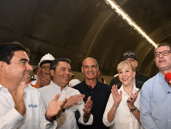 Gobernadora, funcionarios de ANI, alcaldesa de Buenaventura y miembros del concesionario.