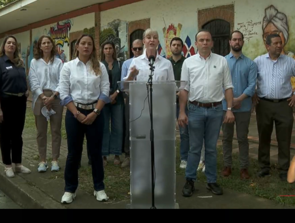 Gobernadora Dilian Francisca Toro con alcaldes y dirigentes del Valle.