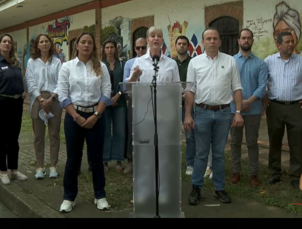 Gobernadora Dilian Francisca Toro con alcaldes y dirigentes del Valle.