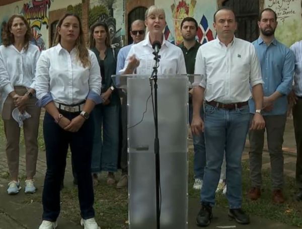 Gobernadora Dilian Francisca Toro con alcaldes y dirigentes del Valle.