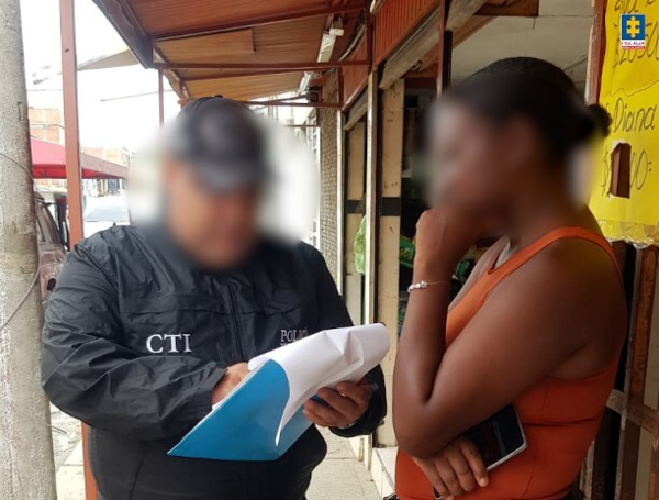 La mujer está siendo investigada por presunto abuso sexual de su propia hija. El caso sucedió en Cali.