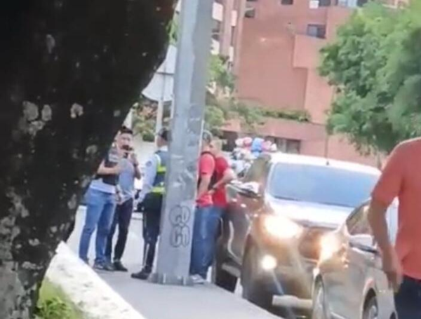 Caso de presunto soborno que involucra a un guarda de tránsito en Cali.