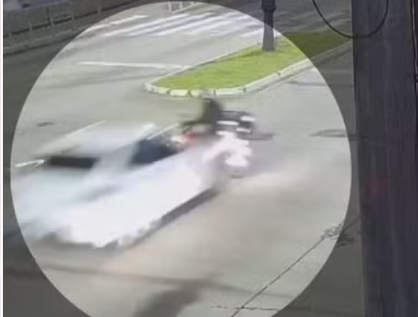 motociclista fue embestido por carro que se pasó un semáforo en rojo