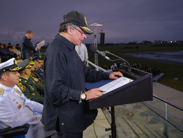 El presidente Gustavo Petro en la firma del contrato de compra Gripen.