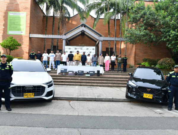 Durante el operativo las autoridades incautaron veh??culos, equipos y dinero en efectivo.