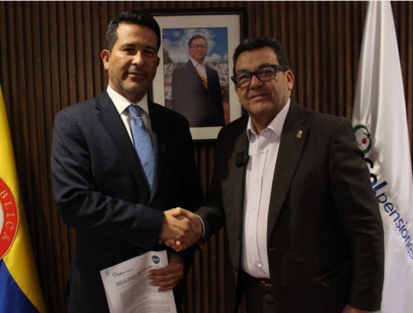 Luis Eduardo Llin??s y el presidente de Colpensiones, Jaime Duss??n