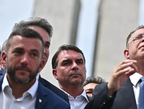 Investigación por presunta corrupción contra Flávio Bolsonaro sacude la campaña presidencial en Brasil a tan solo 23 días de la votación