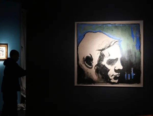 Johnny Depp lleva a Tokio su caótico arte en el debut internacional de su exposición 'A Bunch of Stuff'