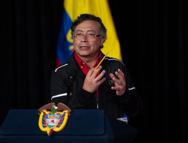 Presidente Gustavo Petro le pide al servicio diplomático comunicarse con gobierno de Ucrania para 'liberar' a combatientes colombianos.