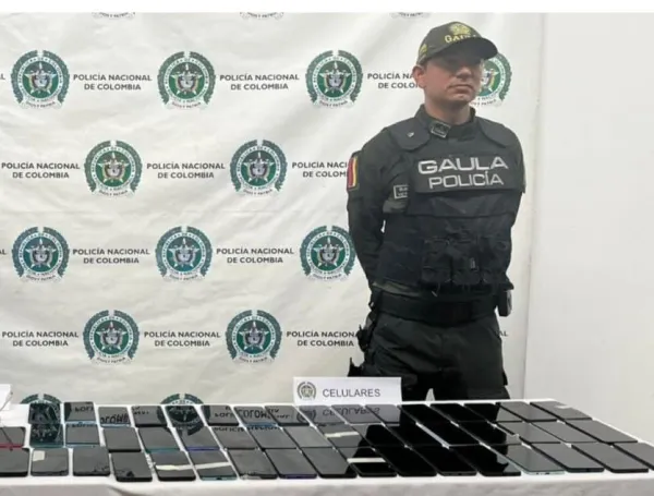 Las autoridades incautaron teléfonos, módems, cables y armas cortopunzantes.
