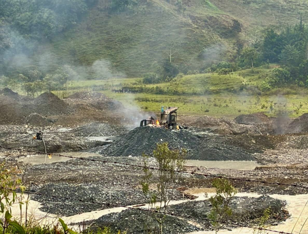 Doble golpe contra la minería ilegal de oro en Antioquia: 18 miembros ...