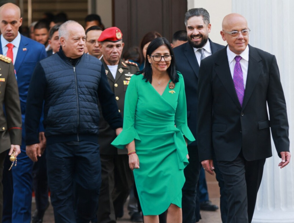 Delcy Rodríguez (izq.), prestando juramento ante el presidente de la Asamblea Nacional, Jorge Rodríguez (der.), y el diputado Nicolás Maduro Guerra (centro)
