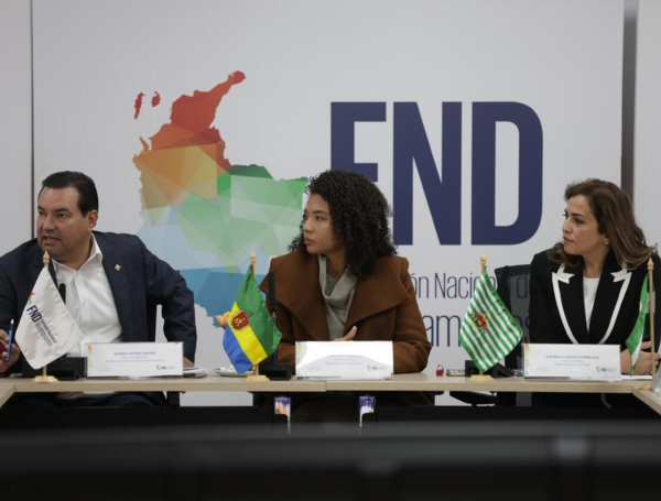 Cumbre de la FND para rechazar la emergencia económica.