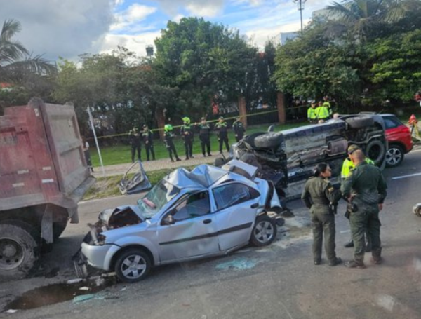 Atención: un aparente atraco sería la causa de un choque múltiple que dejó tres muertos y varios heridos en la carrera 68