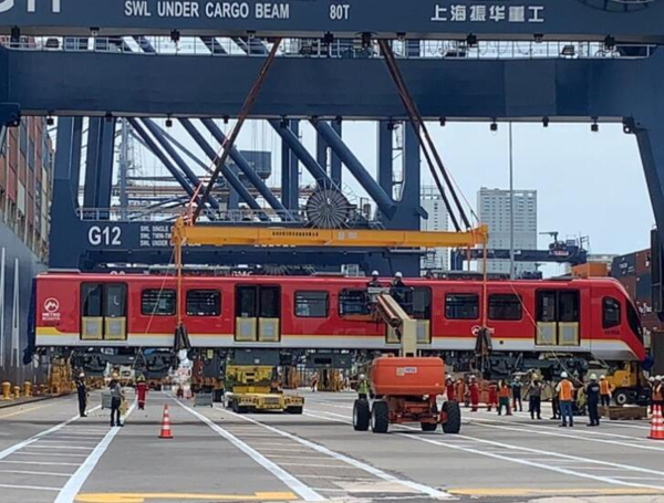 Llegada al Puerto de Cartagena de uno de los trenes para el Metro de Bogotá