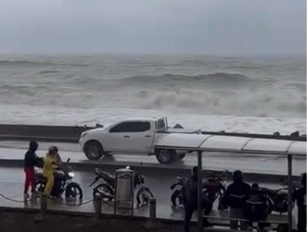 Fuerte oleaje frente a la Avenida Santander y las Murallas de Cartagena