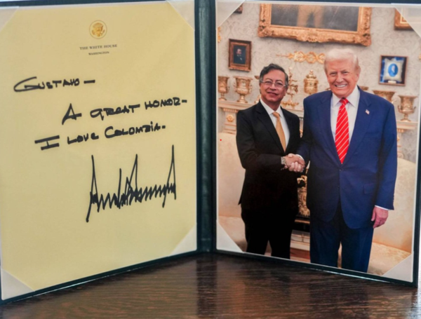 Presidente Gustavo Petro salió en foto con gorra de 'MAGA', lema de  gobierno de Donald Trump, tras reunión en Casa Blanca: detalle que escribió  en una