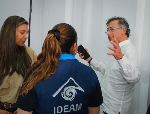 Presidente Petro respondió a alcaldes de Córdoba tras foto sentados en el suelo antes de consejo de ministros: 'No estamos haciendo un foro'