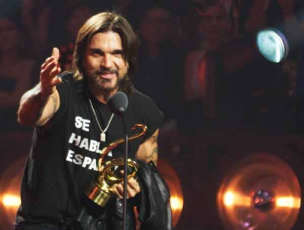 El cantante colombiano Juanes recibe el premio Lo Nuestro a la Trayectoria en 2026.