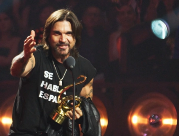 El cantante colombiano Juanes recibe el premio Lo Nuestro a la Trayectoria en 2026.