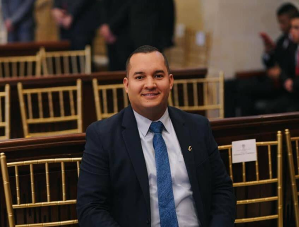 Capturan a escolta del secretario de la Cámara por movilizarse con $145 millones en efectivo y propaganda electoral de congresista conservador