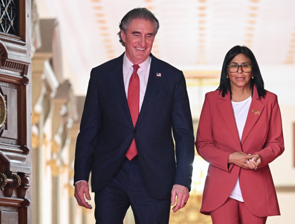 Delcy Rodríguez junto a Doug Burgum, secretario de Interior de EE. UU.