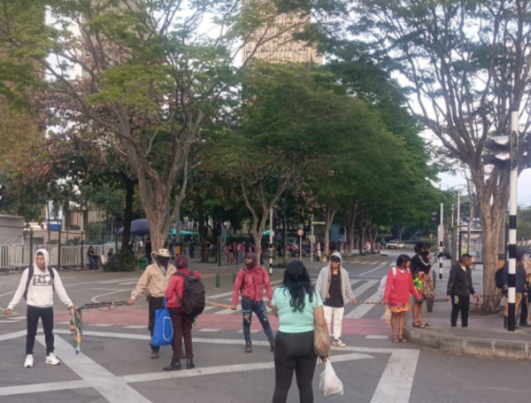 Al menos 500 indígenas protestan y bloquean acceso al Centro Administrativo La Alpujarra en Medellín