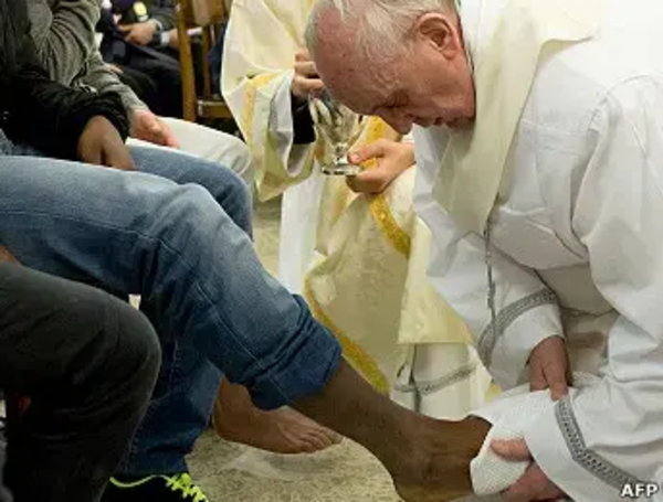 ¿Por qué se realiza el lavatorio de los pies en Jueves Santo y a quién ...
